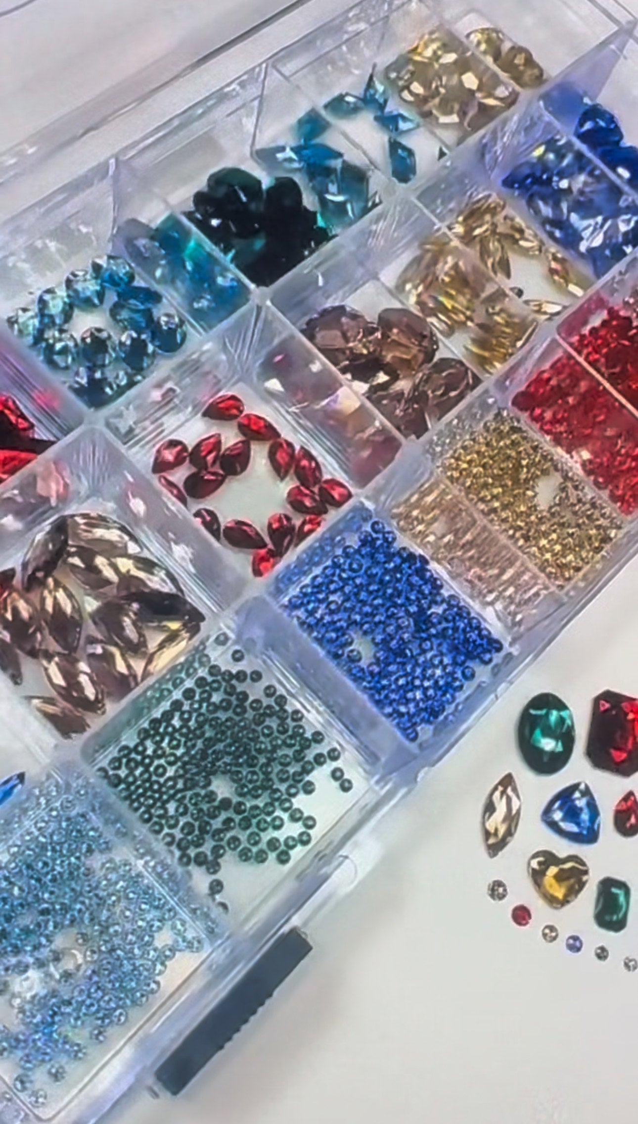 DISCOVER FLAWDAQ.MZPOO LLC STORE2025 💎 SWAROVSKI CRYSTALS A Huge Selection Of SWAROVSKI® Crystals that come in a variety of shapes, colors & cuts (BULK)